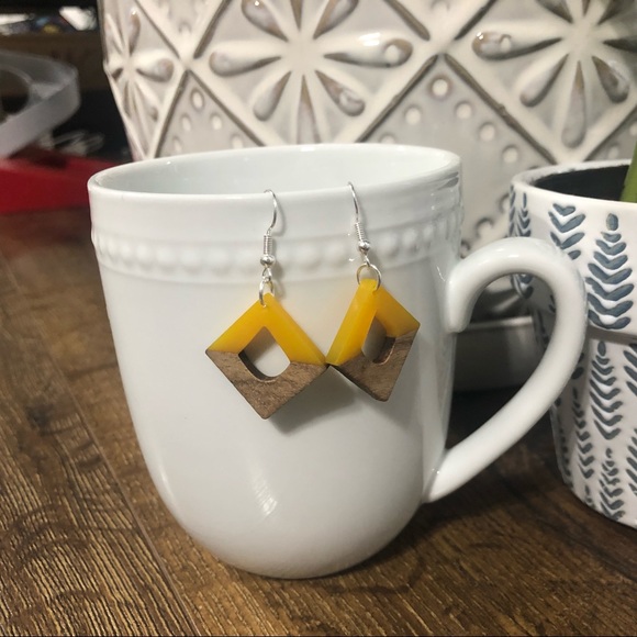Square wood and resin earrings - Picture 6 of 6